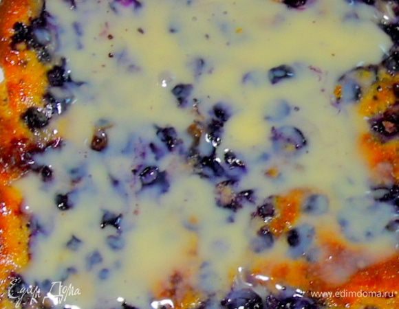 Дайте остыть прямо в  форме, затем переложите на блюдо и отправьте на несколько часов в холодильник.