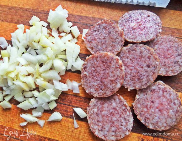 Готовим начинку для омлета: лук измельчить,колбасу нарезать.