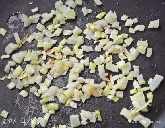 Лук обжарить слегка.