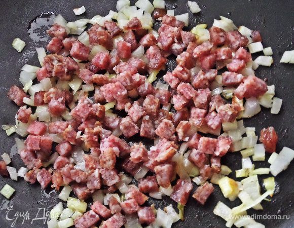 Можно даже одновременно с колбасой подержать на огне. 