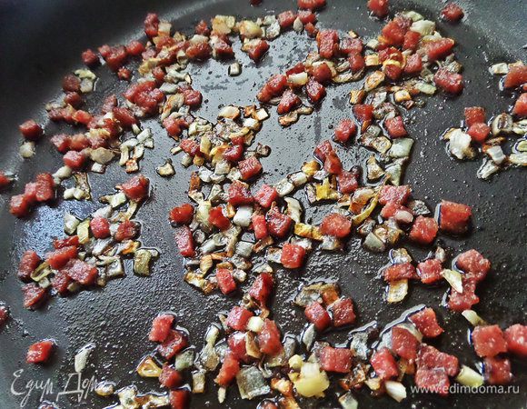 Если используете вареную колбасу,её не обязательно обжаривать.