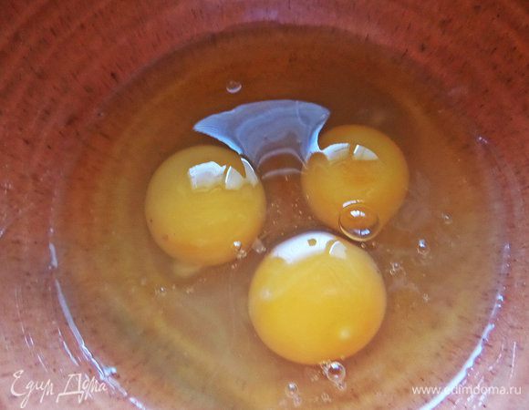 Взбить в миске яйца.