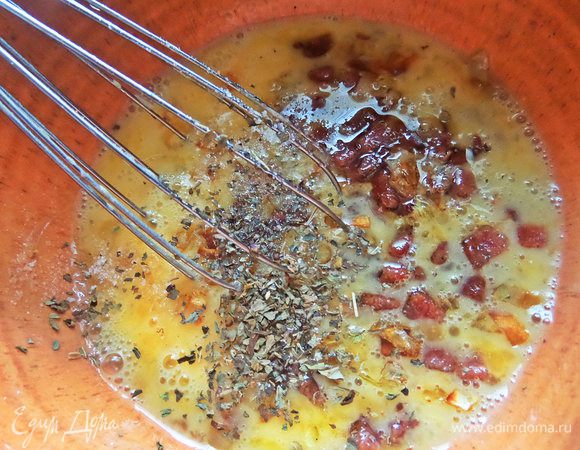 Высыпать поджарку со сковороды, базилик, соль. Взбить снова.