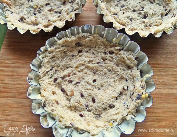 Прижать плотно хлеб к формочкам.