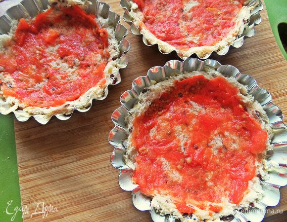 Смазать разведенной томатной пастой или помидорами от «Помидорка».