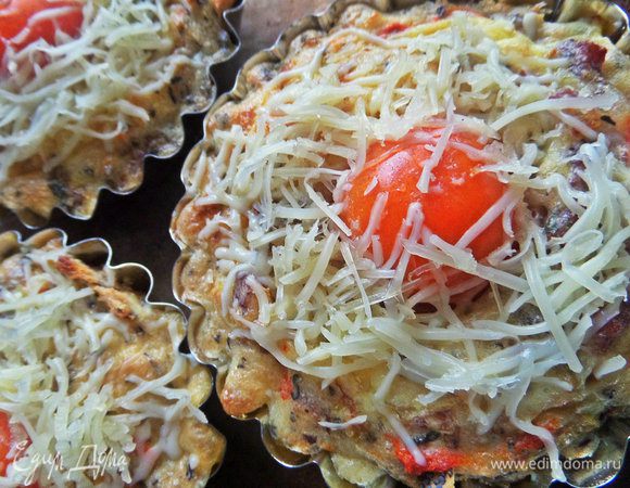 Вынуть из духовки и посыпать тертым сыром, снова в духовку минут на 5 и выключить.