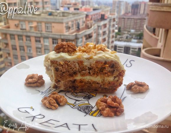 Замочить сухофрукты в горячей воде. Разогреть духовку до 160°С. Просеять сухие ингредиенты. Взбить яйца с сахарным песком, тонкой струйкой влить растительное масло, добавить сметану, взбить. 