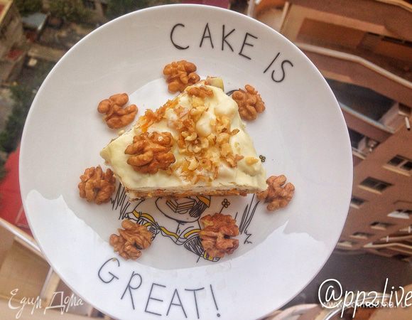 Ввести в яичную смесь сухие ингредиенты, добавить морковь, аккуратно перемешать. Вылить тесто в форму, выпекать минут 40. Дать остыть.