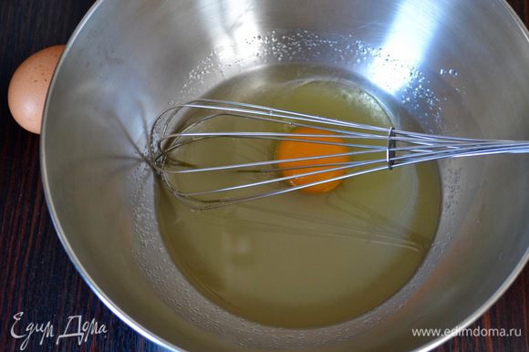 В миске смешать арахисовое масло Biolio с сахаром, размешать, и добавить по одному яйца. Добавить соду и лимонный сок.