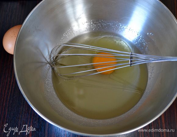 В миске смешать арахисовое масло Biolio с сахаром, размешать, и добавить по одному яйца. Добавить соду и лимонный сок.