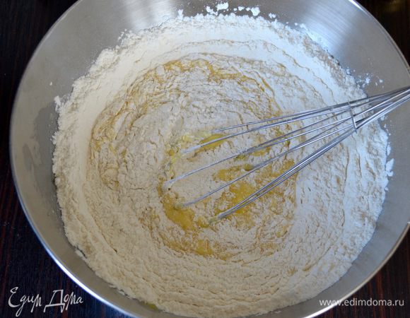 Всыпать муку. 