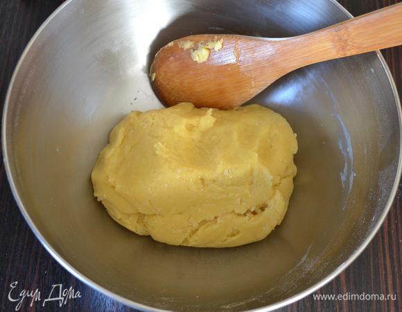 Замесить мягкое эластичное тесто. Сразу выложить в форму  (диаметром 24 см) и руками разровнять по дну формы, сформировав бортики.