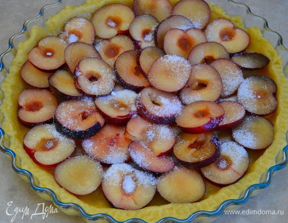 Присыпать сливы сахаром и выпекать в разогретой до 200°С духовке 20 — 25 минут. Следите по своей духовке!