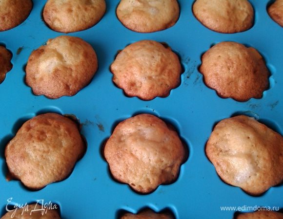 Готовым маффинам дать остыть в формочках минут 10 и можно подавать к столу. Маффины вкусные как в тёплом, так и в холодном виде.