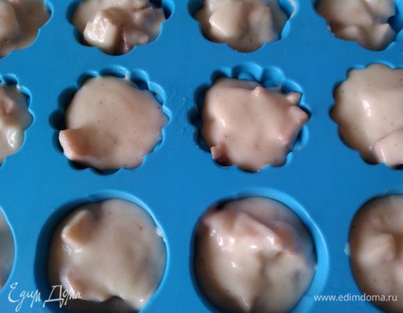 Тесто разложить по формочкам. Формочки предварительно смазать небольшим количеством растопленного сливочного масла, но можно и не делать этого. Поставить маффины в разогретую духовку и выпекать около 20 минут (время выпекания зависит от размера формочек и вашей духовки).