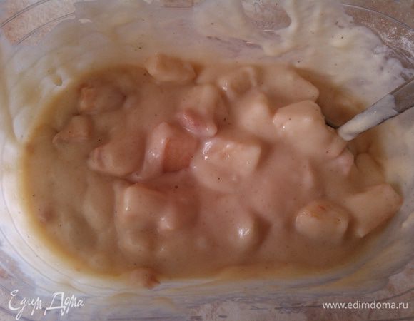 Тесто хорошо перемешать с яблоками.