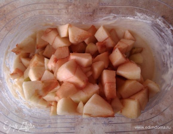 Яблоки добавить в тесто. На этом этапе также добавить апельсиновую цедру, натертую на мелкой терке (я готовила без неё).