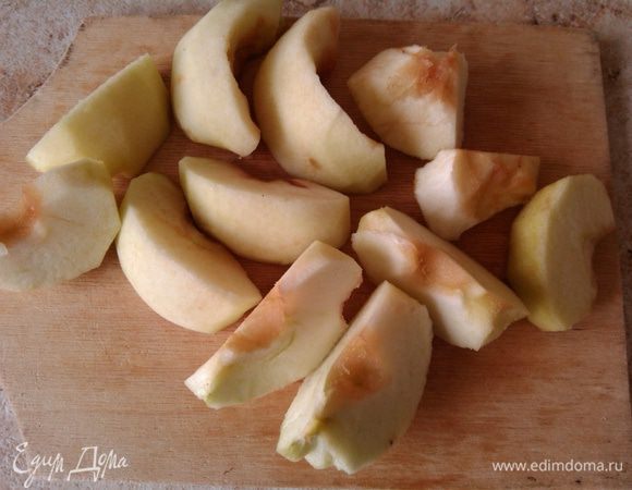Яблоки (у меня антоновка) помыть, очистить от кожуры, удалить сердцевину.