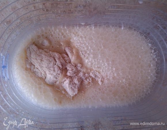 В яично-молочную смесь добавить сухие компоненты.