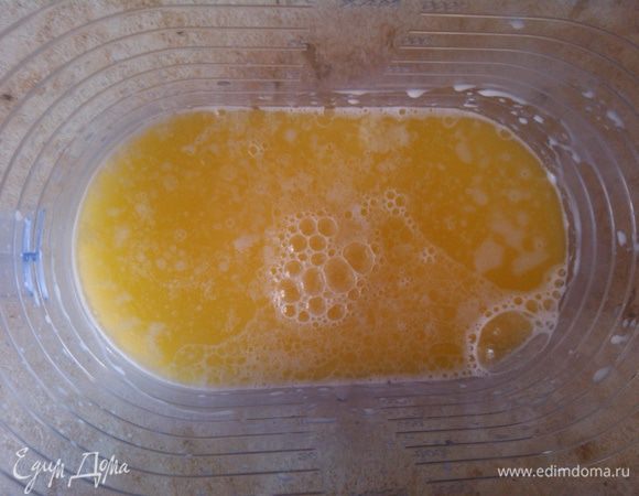 Растопленное сливочное масло добавить к яйцу с молоком и еще раз взбить.