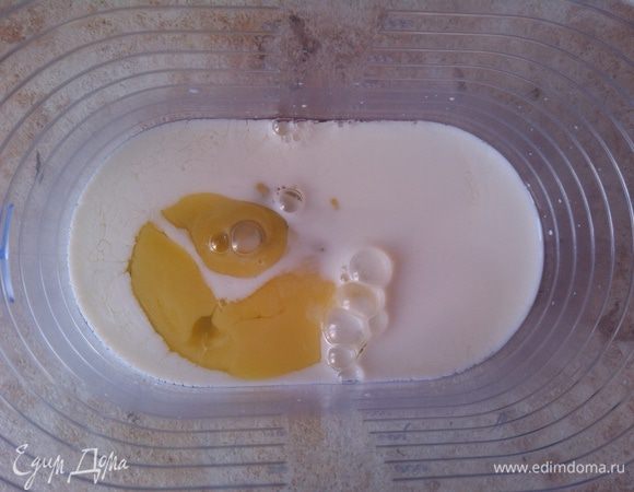 Яйцо взбить с молоком.