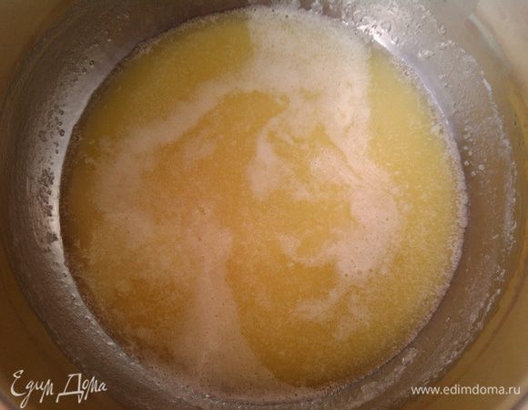 Растопить сливочное масло, слегка дать остыть.