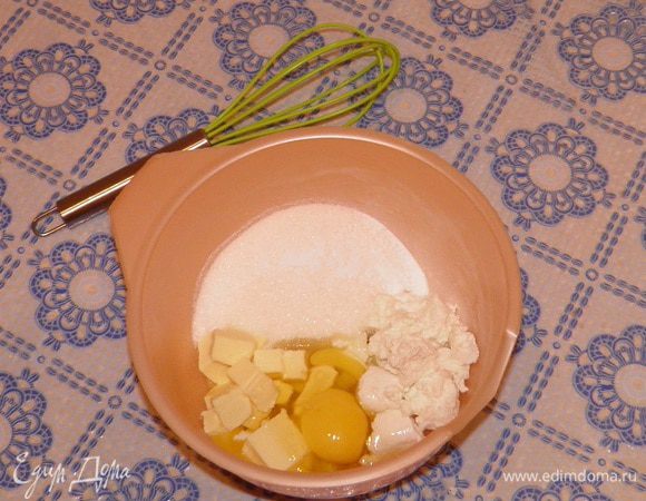 Перемешайте яйца, размягченное сливочное масло, сахар и ванилин.