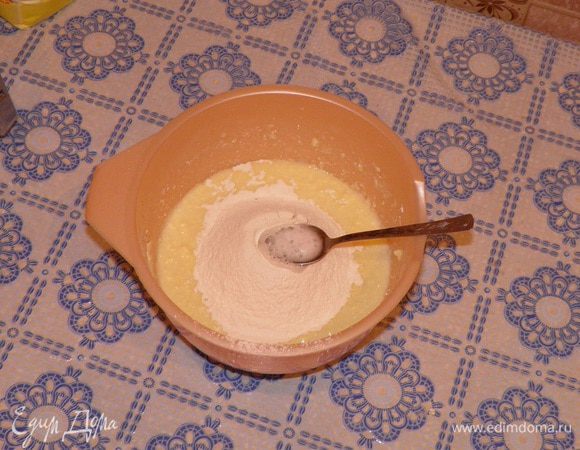 Введите просеянную муку и гашеную соду.