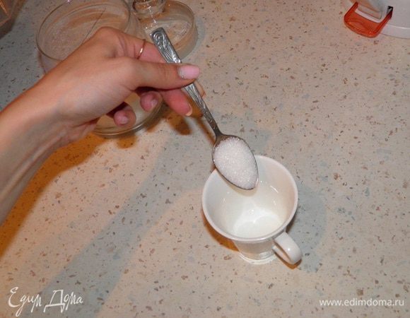 Приготовьте сахарный сироп: размешайте в равных пропорциях сахар и кипяток.