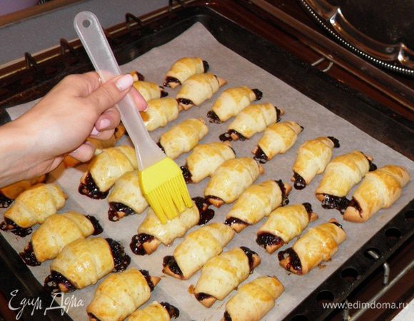 Сахарным сиропом смажьте только что испеченные горячие рогалики.