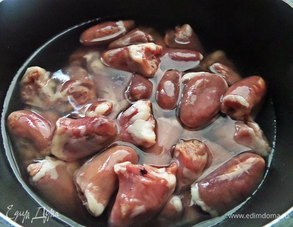 Сердечки очищаем от лишних жилок, промываем, заливаем чистой водой и ставим вариться.