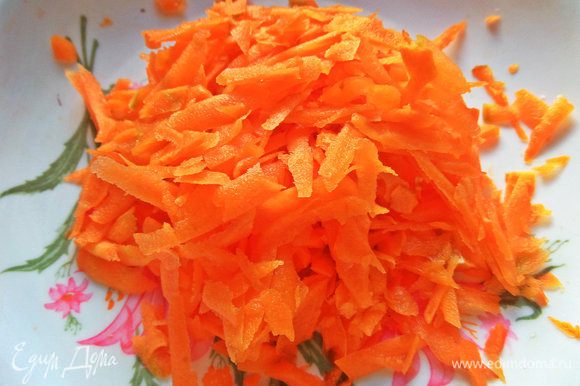 А пока подготавливаем овощи. Морковь крупно натереть.