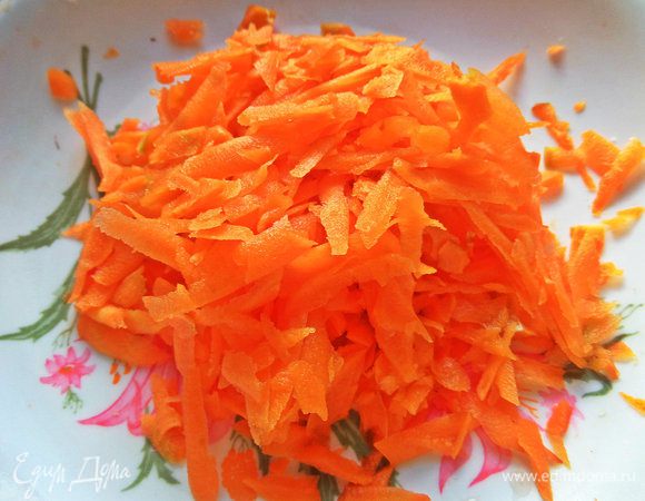 А пока подготавливаем овощи. Морковь крупно натереть.