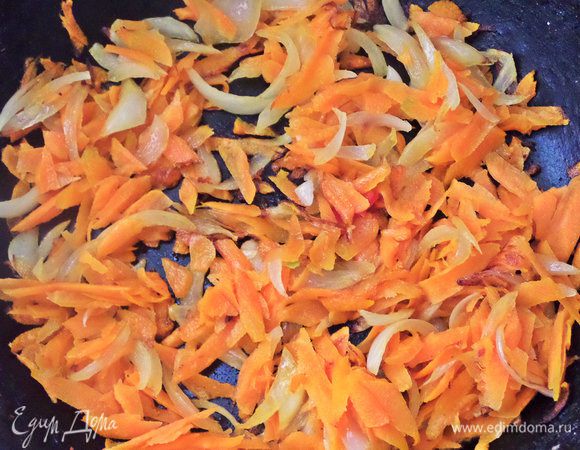 Начинаем обжаривать в сковороде овощи на растительном масле.