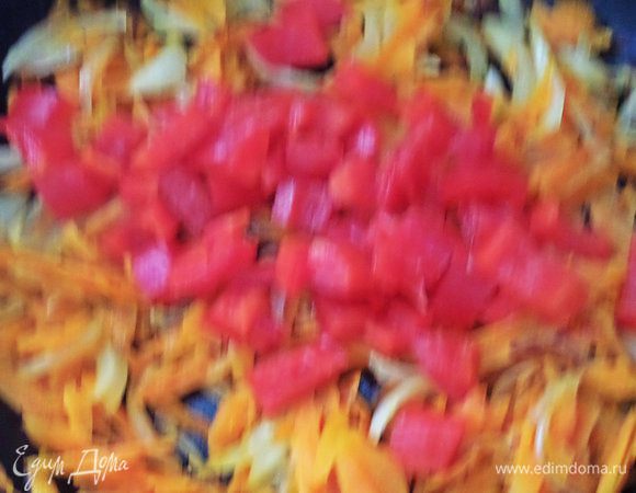 Перец нарезать на кубики и добавить в сковороду тоже.