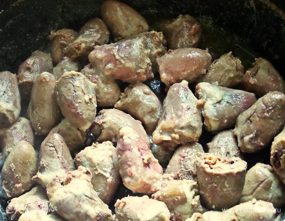 Сердечки через 20 минут сварились,сливаем с них жидкость.