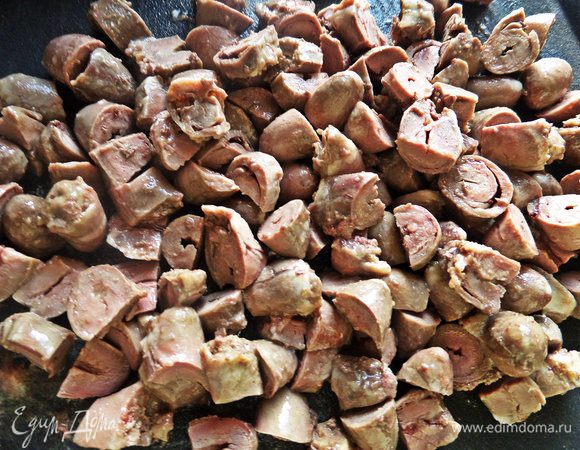 Для удобства нарезать сердечки на более мелкие кусочки.