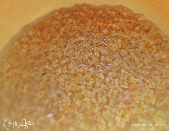 Тем временем булгур разбух, но не совсем приготовился. Для этого его надо немного проварить, но мы этого делать не будем, так как он дойдёт до готовности при запекании.