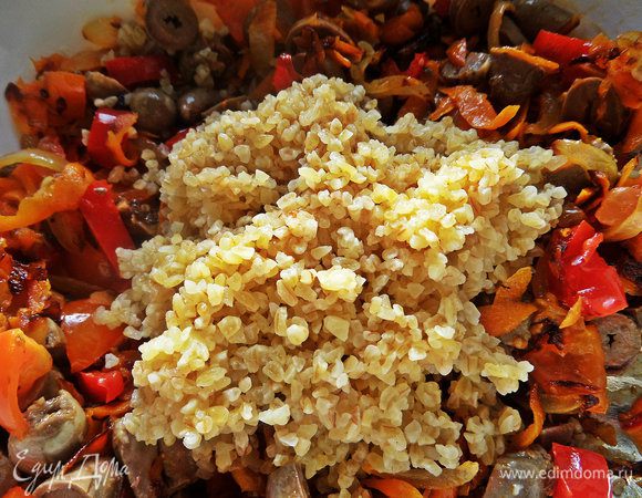 Выливаем булгур с остатками жидкости к остальному.