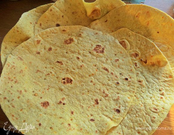 Теперь о «тарелке». Кладем тортильи внахлест или вырезаем круги из лаваша пластового в 2 слоя. Это будет основа для подачи нашего блюда.