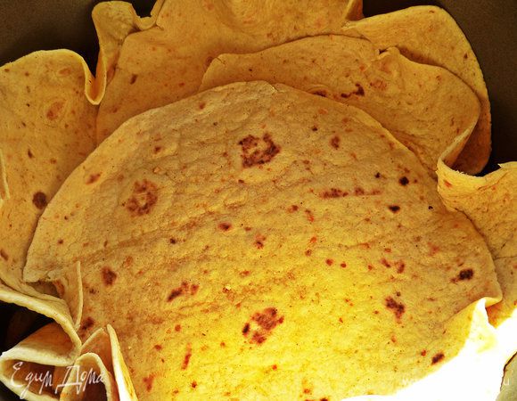 Смазать съемную форму 21 см в диаметре и прижать ко дну лепешки плотно.