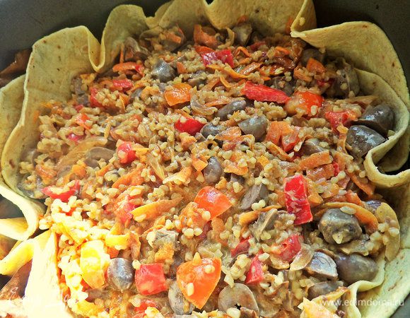 Равномерно прижать лопаткой или ложкой.