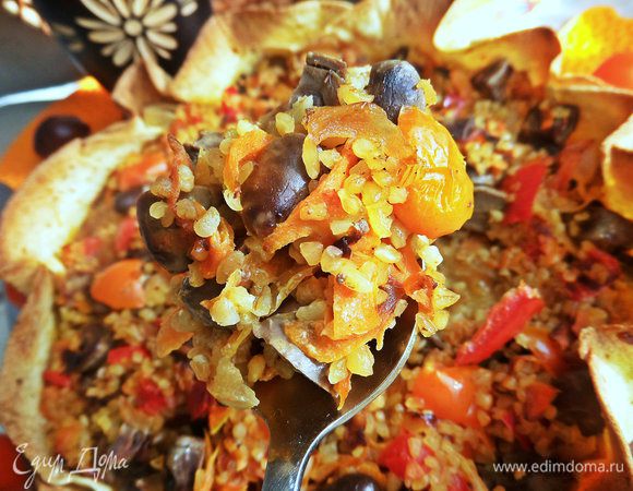 В горячем виде каша рассыпчатая,но при остывании немного схватится и мы резали как пирог и разогревали в СВЧ.