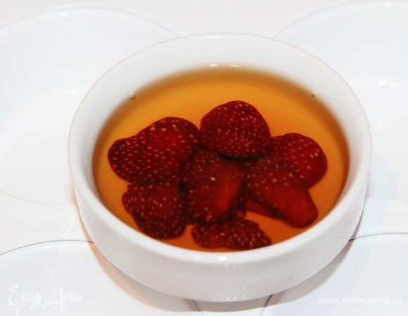 Готовим брауни. Сначала замачиваем клубничные цукаты в коньяке. Как приготовить такие цукаты, я рассказывала в своем рецепте. Если у вас нет таких цукатов, вы с легкостью можете заменить их, например, на изюм или курагу. Пока цукаты купаются в коньяке, занимаемся подготовкой теста для брауни.