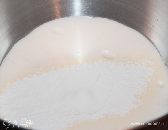 Топим сливочное масло на водяной бане и таким же образом поступаем с шоколадом. Отдельно, конечно же. В чаше комбайна взбиваем яйца и сахар до образования пышной пены. Масса должна увеличиться втрое. Добавляем муку.