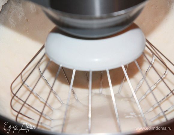 На низких оборотах смешиваем яйца и муку. 