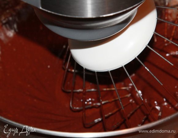 Постепенно вводим сливочное масло и шоколад и доводим все до однородного состояния. Вынимаем клубнику из коньяка, обсушиваем бумажными полотенцами и нарезаем на небольшие кусочки. 