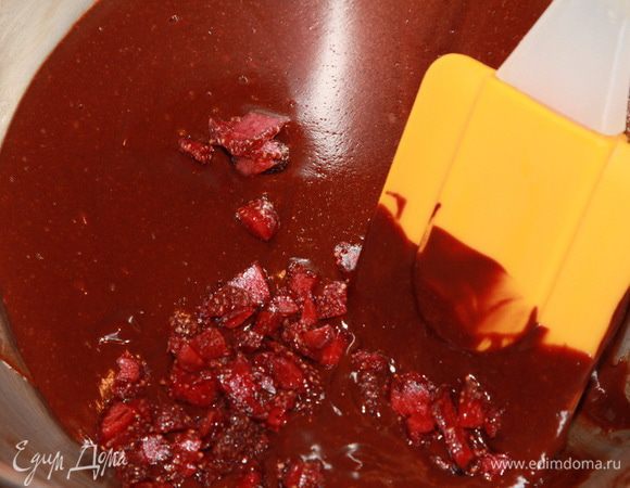 Добавляем в тесто и перемешиваем. Если у вас силиконовые формочки для кексов, то вам не нужно смазывать их маслом, если, как у меня, металлические, смазываем сливочным маслом. Распределяем равномерно в формочках. У меня получилось четыре.