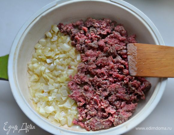 К мелко порезанному слегка подрумяненному луку (1 шт.) добавьте фарш (у меня свинина + говядина) и тушите в течение 20 минут, периодически разминая с помощью лопатки (вилки).