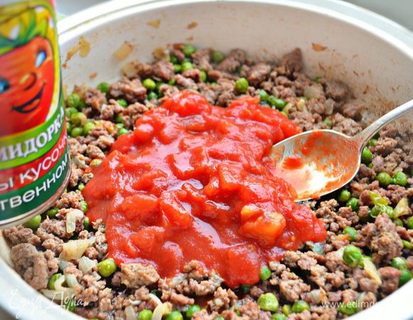 Затем добавьте кусочки помидора в собственном соку «Помидорка» и протушите еще в течение 5 минут.